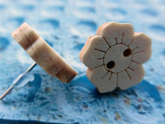 Preview: Blumen Knopf Ohrstecker Holz Natur Freesie